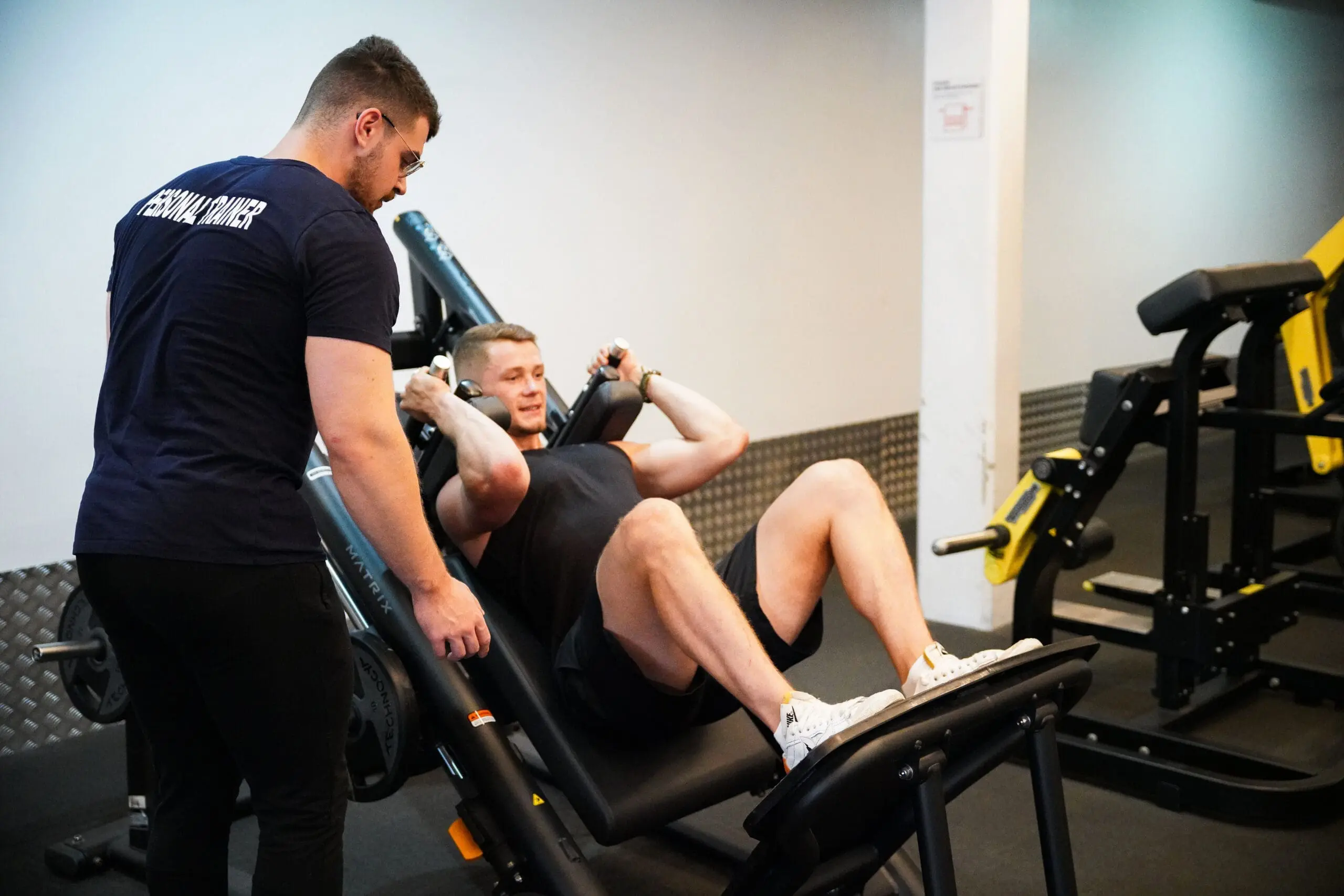 personal trainer entraînant un adhérent square gym mérignac