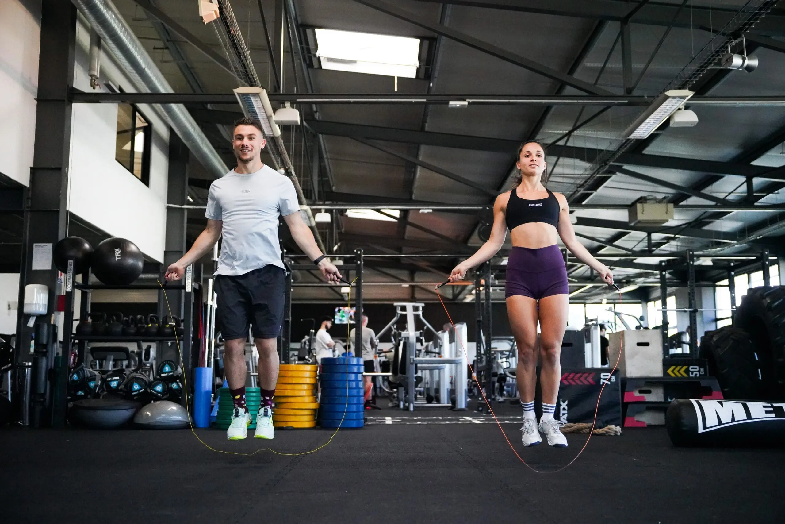 Corde à sauter pendant un cours d'hiit cardio