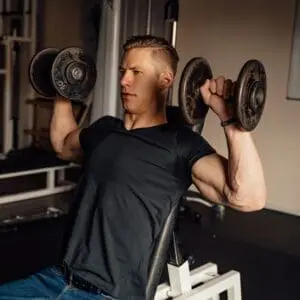 Développé militaire avec haltères