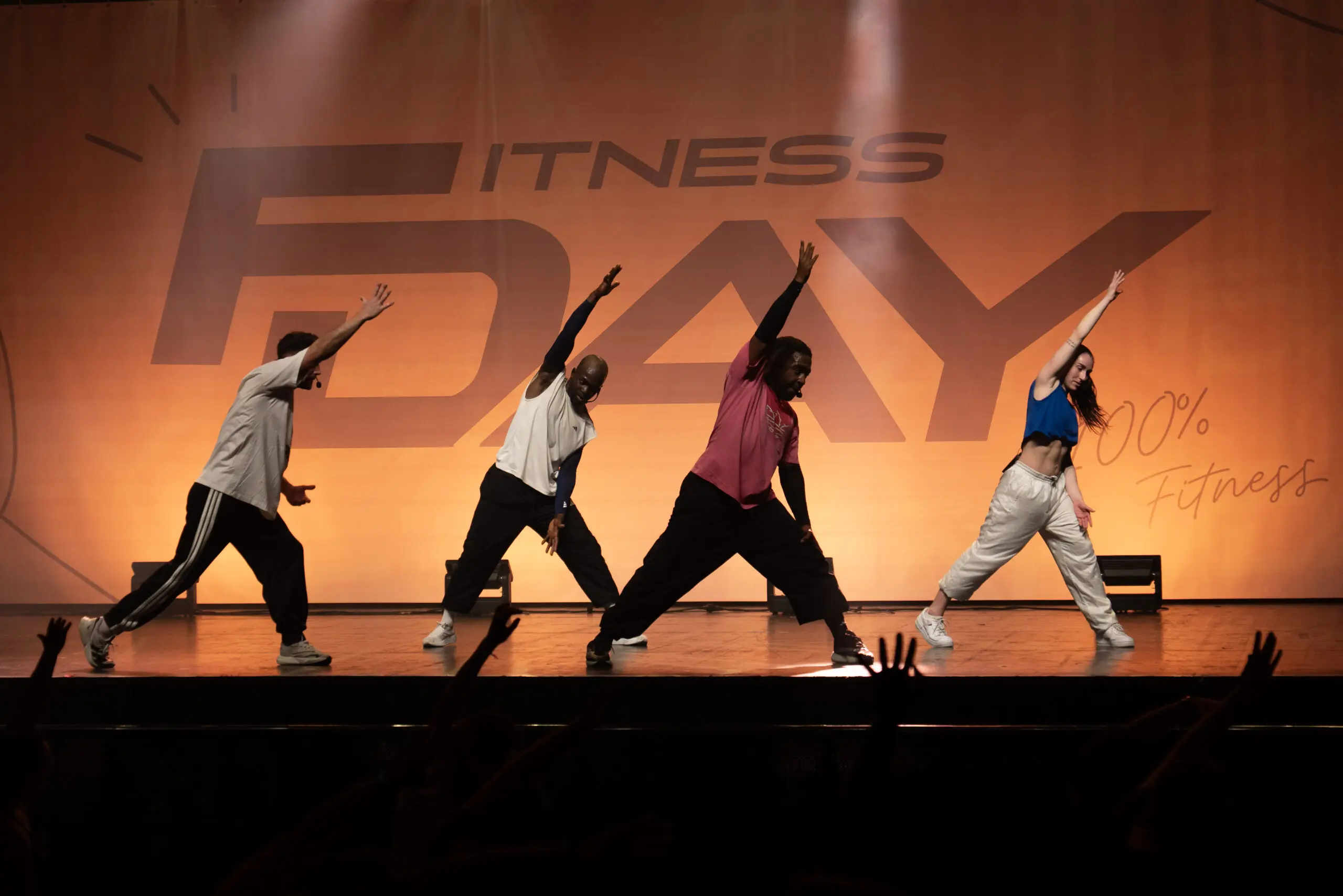 Fitness Day 100% Fitness avec danseurs sur scène
