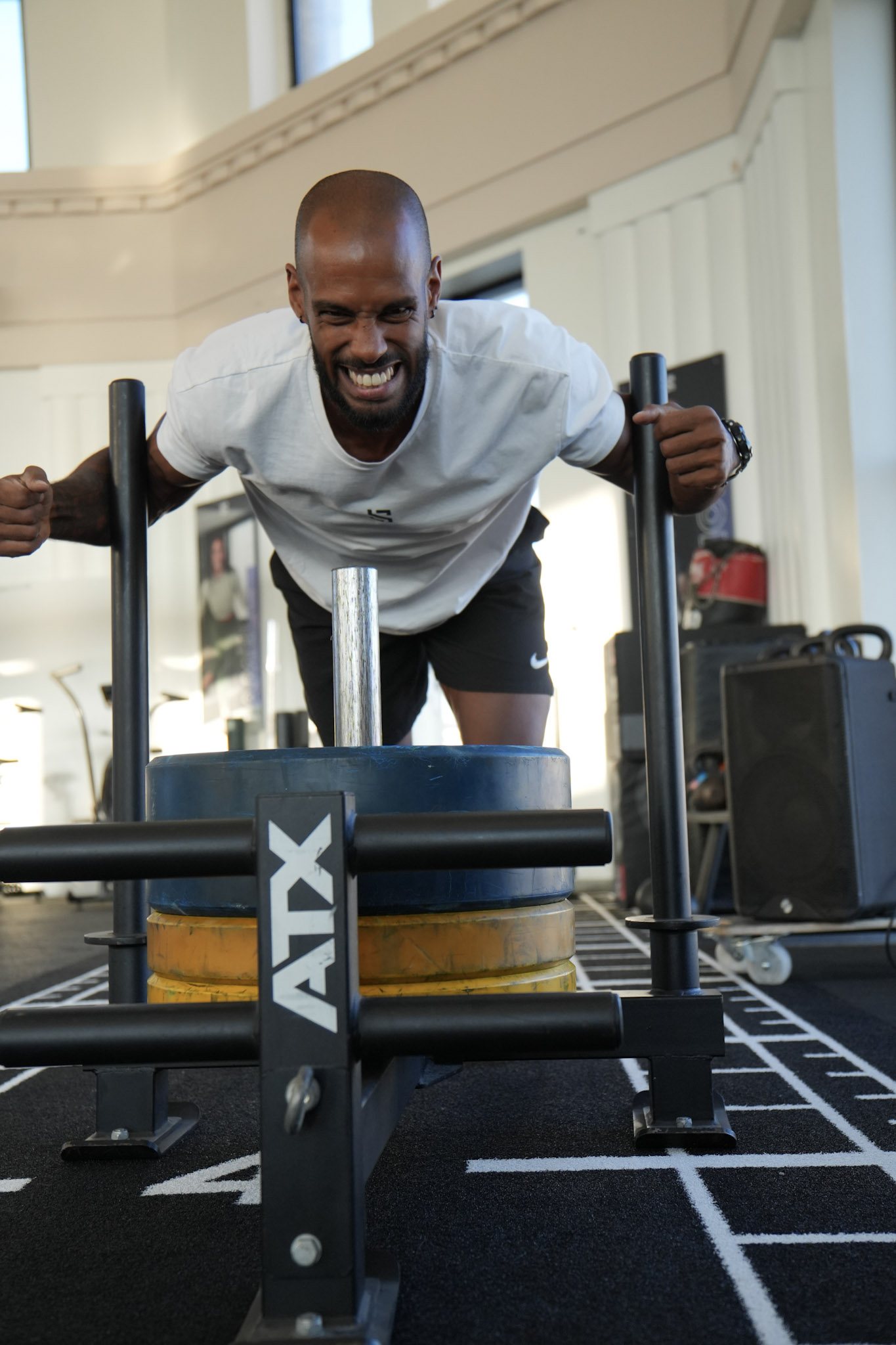 Poussée de traîneau Hyrox chez Square Gym
